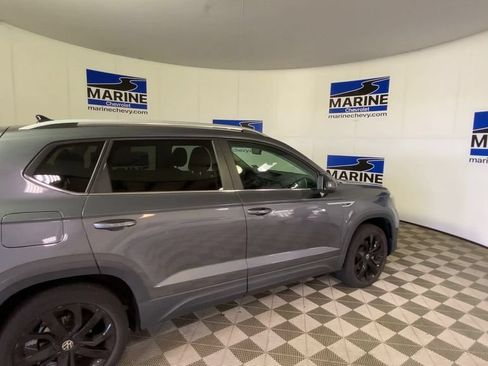 Used 2022 Volkswagen Taos SE FWD image 2