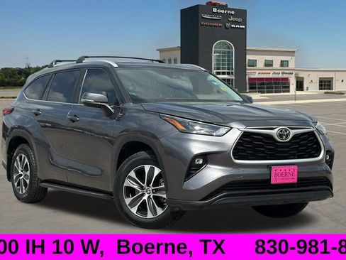 Used 2023 Toyota Highlander XLE FWD image 1