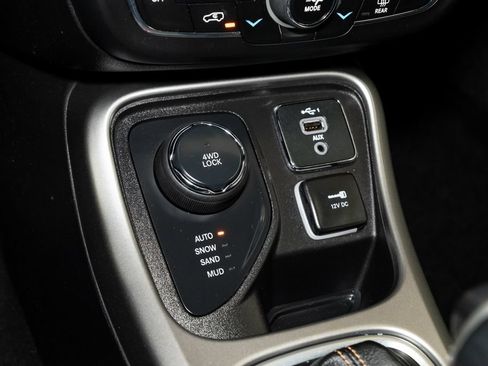 Used 2020 Jeep Compass Latitude w/ Cold Weather Group AWD/4WD image 18
