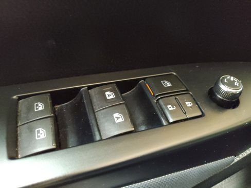 Used 2019 Toyota Highlander LE image 27