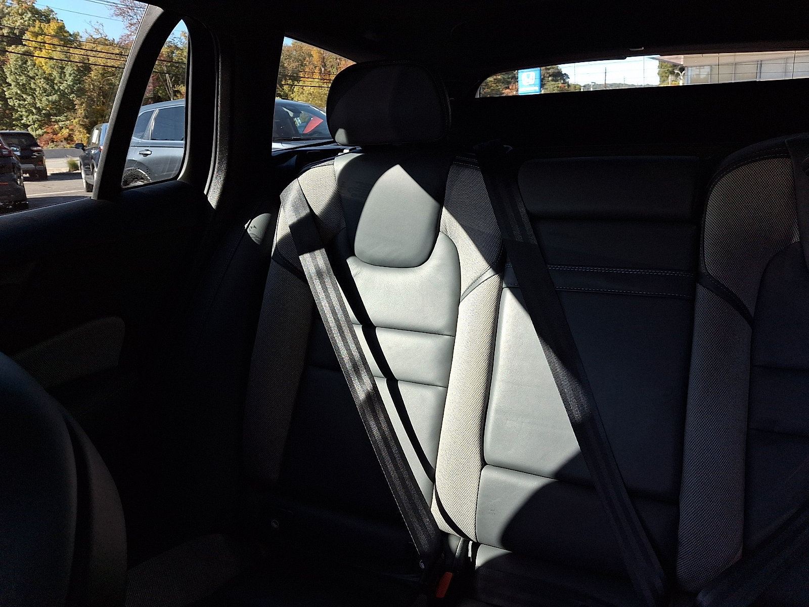 Used 2020 Volvo V60 T6 R-Design FWD image 18