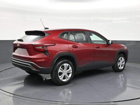 Used 2025 Chevrolet Trax LS FWD image 5