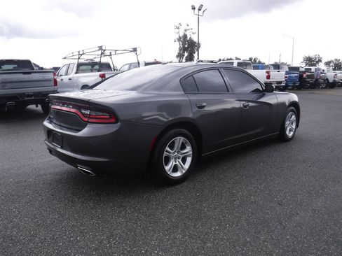 Used 2019 Dodge Charger SXT image 2