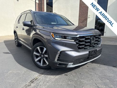 Used 2025 Honda Pilot Touring image 1