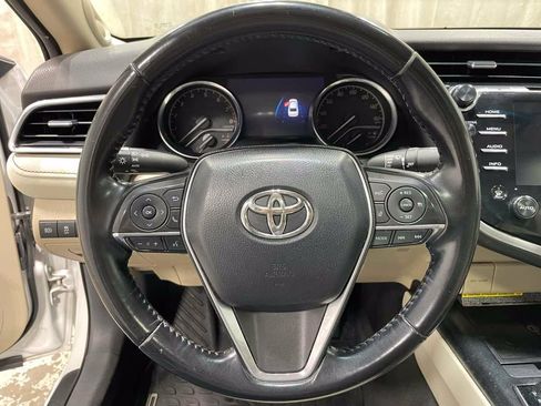 Used 2018 Toyota Camry XLE FWD image 11