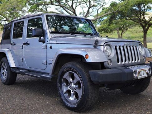 Used 2018 Jeep Wrangler Unlimited Sahara w/ Connectivity Group AWD/4WD image 9