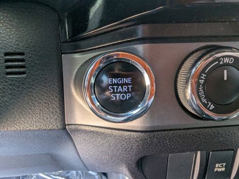 Used 2018 Toyota Tacoma TRD Off-Road AWD/4WD image 20