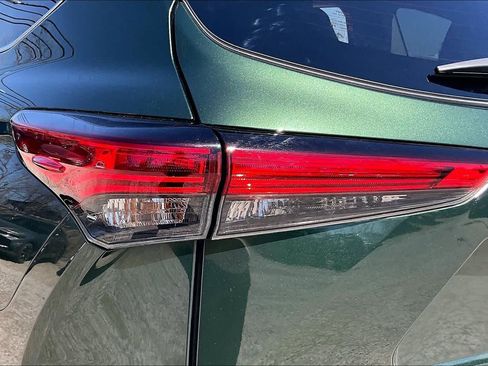 Used 2023 Toyota Highlander XLE image 29