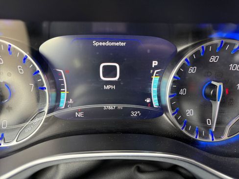 Used 2025 Chrysler Pacifica Limited image 45