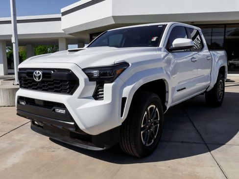 Used 2025 Toyota Tacoma TRD Sport AWD/4WD image 4