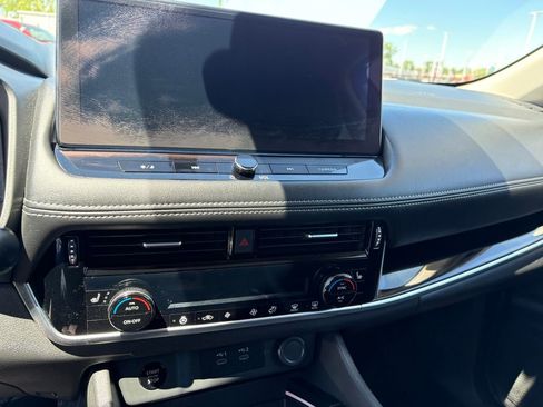 Used 2024 Nissan Rogue SL AWD/4WD image 16
