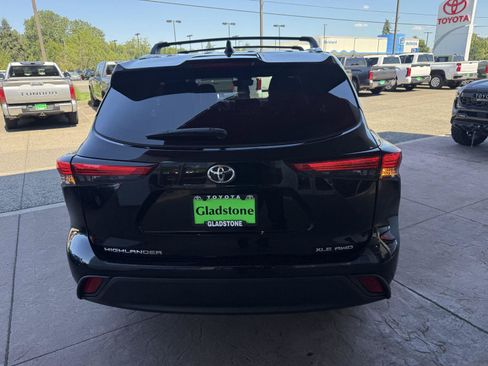 Used 2023 Toyota Highlander XLE AWD/4WD image 5