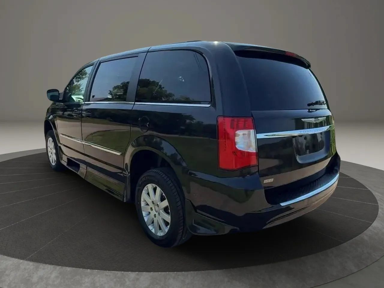 Used 2016 Chrysler Town & Country Touring FWD image 4
