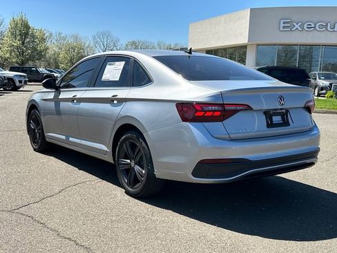 Used 2024 Volkswagen Jetta SE FWD image 4