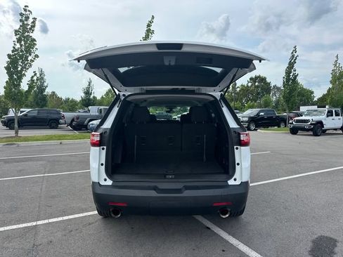 Used 2021 Chevrolet Traverse LS FWD image 17