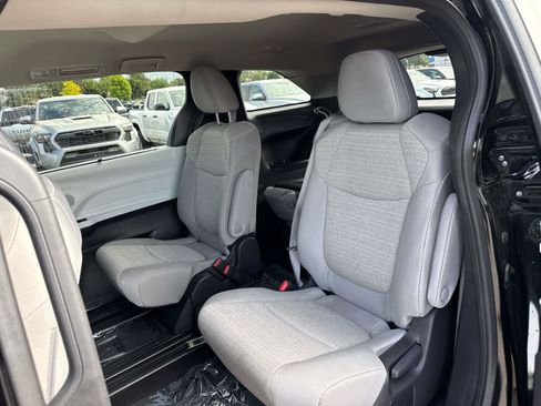 Used 2025 Toyota Sienna LE FWD image 14
