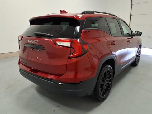 Used 2024 GMC Terrain SLE w/ Driver Convenience Package FWD image 3
