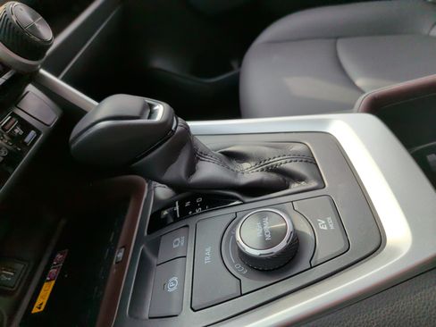 Used 2025 Toyota RAV4 Limited image 26