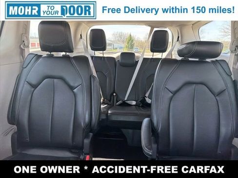 Used 2023 Chrysler Pacifica Touring-L image 27