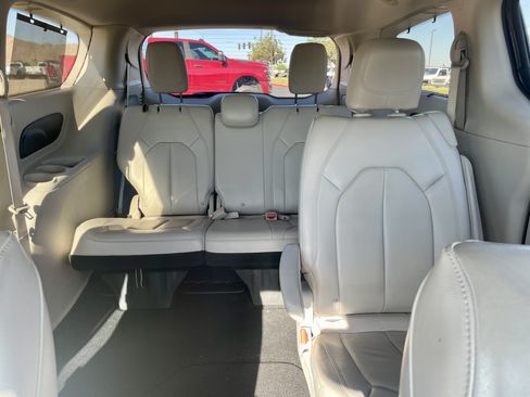 Used 2017 Chrysler Pacifica Touring-L FWD image 17