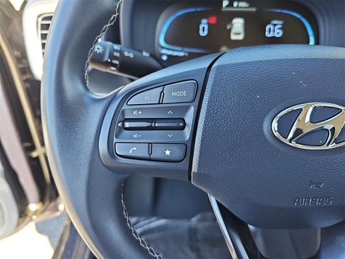 Used 2023 Hyundai Venue Limited image 16