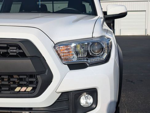 Used 2019 Toyota Tacoma TRD Off-Road AWD/4WD image 11