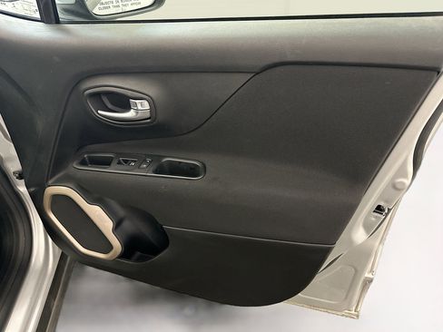 Used 2017 Jeep Renegade Latitude AWD/4WD image 33