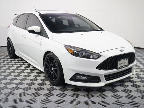 Used 2018 Ford Focus ST w/ Equipment Group 401A FWD image 9