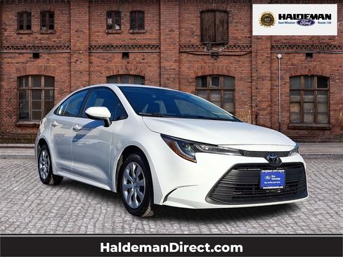 Used 2024 Toyota Corolla LE image 1