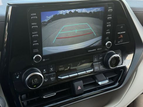Used 2022 Toyota Highlander XLE FWD image 18