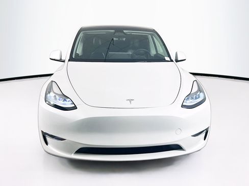 Used 2023 Tesla Model Y Long Range AWD/4WD image 2