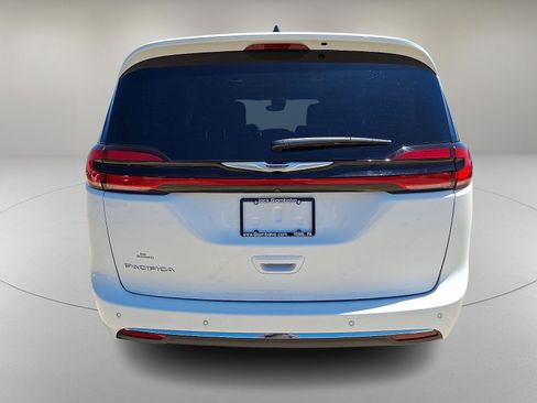 Used 2025 Chrysler Pacifica Select FWD image 9