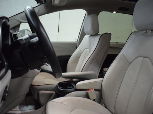 Used 2017 Chrysler Pacifica Platinum image 16