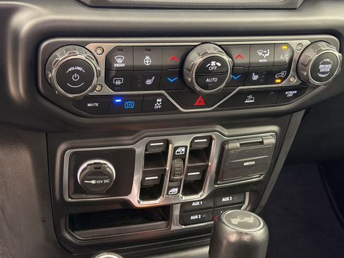 Used 2022 Jeep Wrangler Unlimited Sahara w/ Cold Weather Group AWD/4WD image 17
