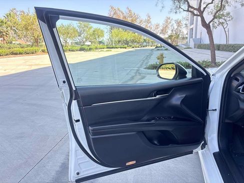 Used 2019 Toyota Camry SE w/ Carpet Mat Package FWD image 17