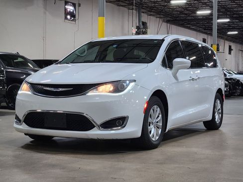 Used 2018 Chrysler Pacifica Touring Plus FWD image 4
