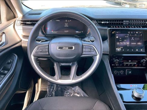 Used 2023 Jeep Grand Cherokee L Laredo image 17