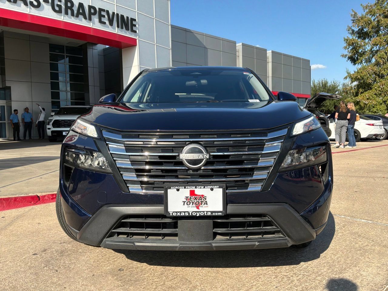 Used 2025 Nissan Rogue SV FWD image 3