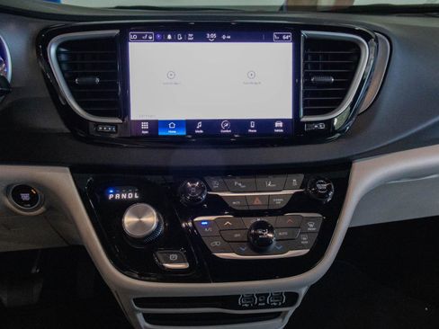 Used 2023 Chrysler Pacifica Touring-L FWD image 4