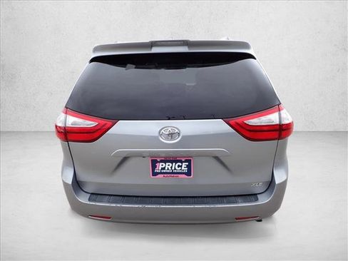Used 2018 Toyota Sienna XLE image 3