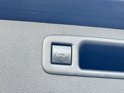 Used 2020 Toyota Highlander XLE image 25