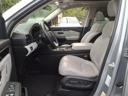 Used 2024 Honda Pilot Touring image 12