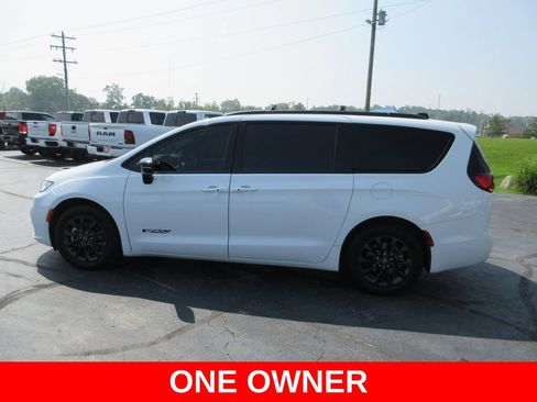 Used 2025 Chrysler Pacifica Select w/ Fav Edition Package FWD image 9