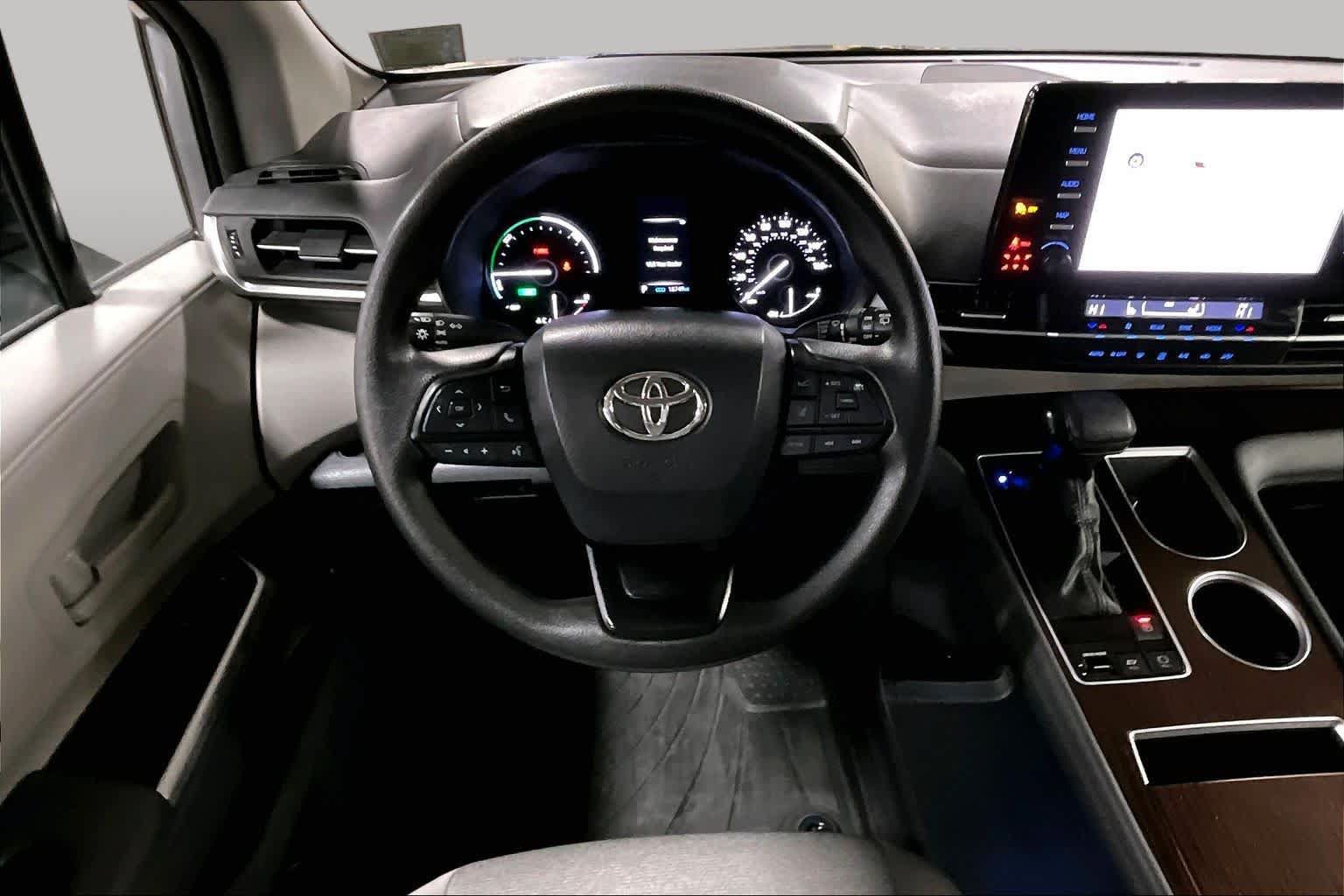 Certified 2024 Toyota Sienna LE FWD image 6