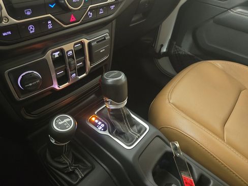 Used 2020 Jeep Gladiator Overland image 23