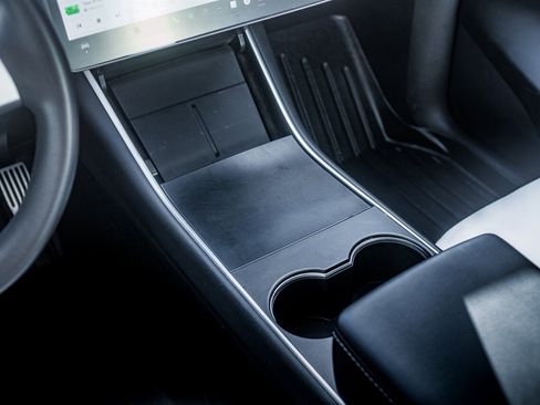 Used 2020 Tesla Model Y Long Range image 21