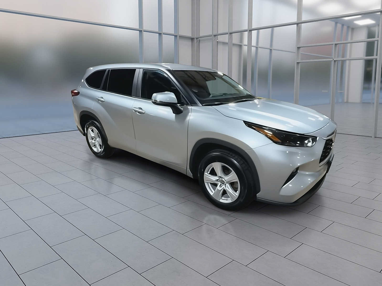 Used 2023 Toyota Highlander LE FWD image 2