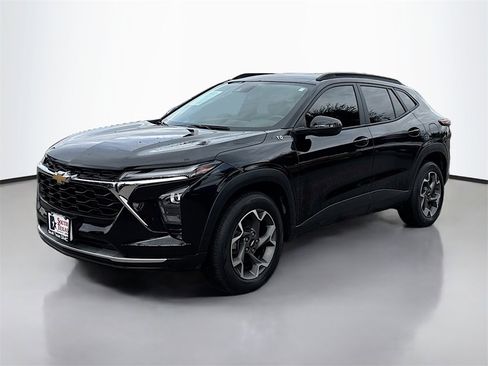 Used 2024 Chevrolet Trax LT w/ LT Convenience Package image 3