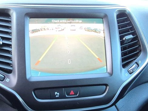 Used 2019 Jeep Cherokee Trailhawk AWD/4WD image 32