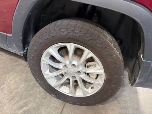 Used 2019 Jeep Cherokee Latitude w/ Popular Appearance Group AWD/4WD image 28